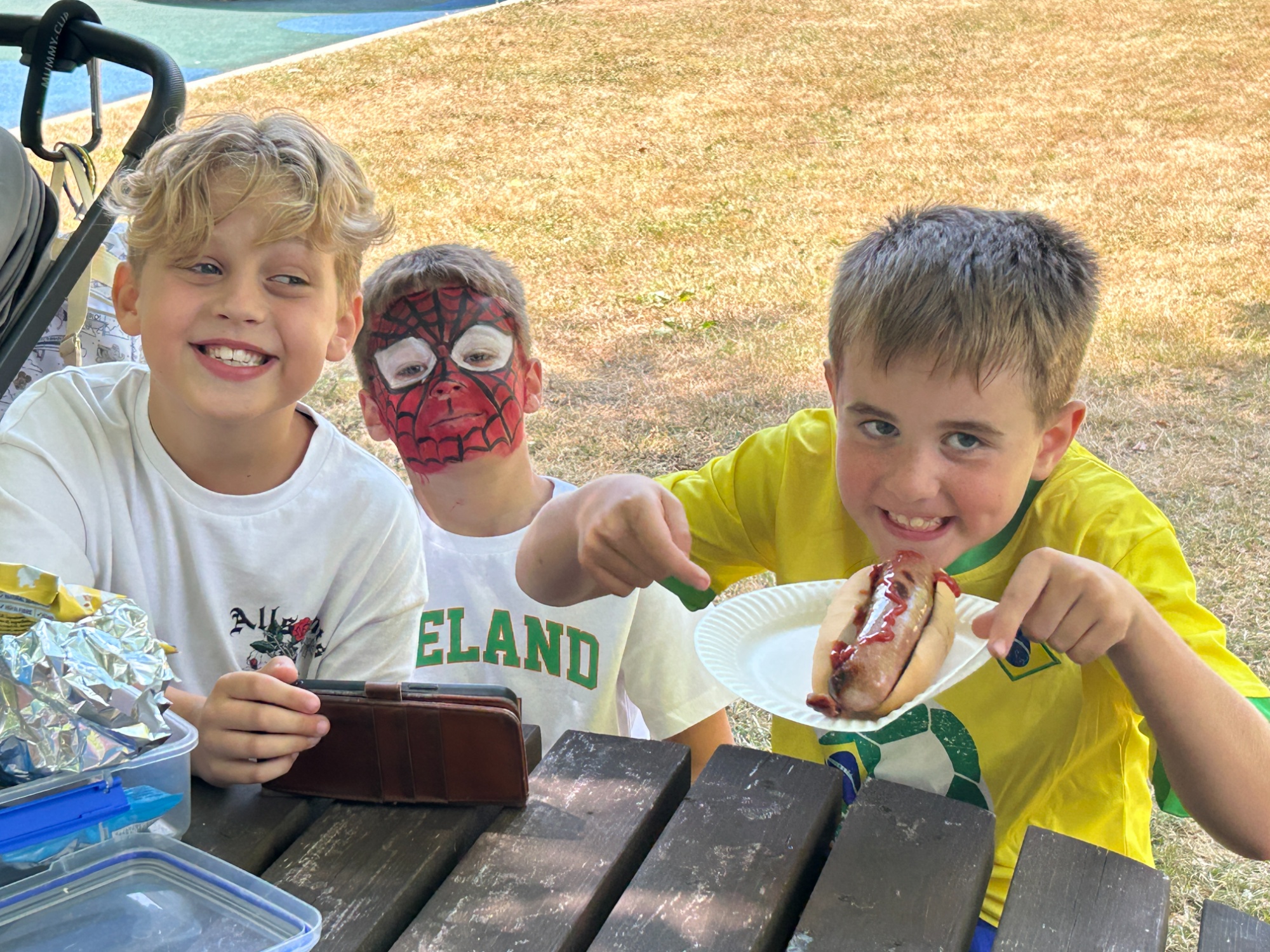 Children earing lunch