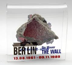 Berlin wall picture with dates on 1961-1989