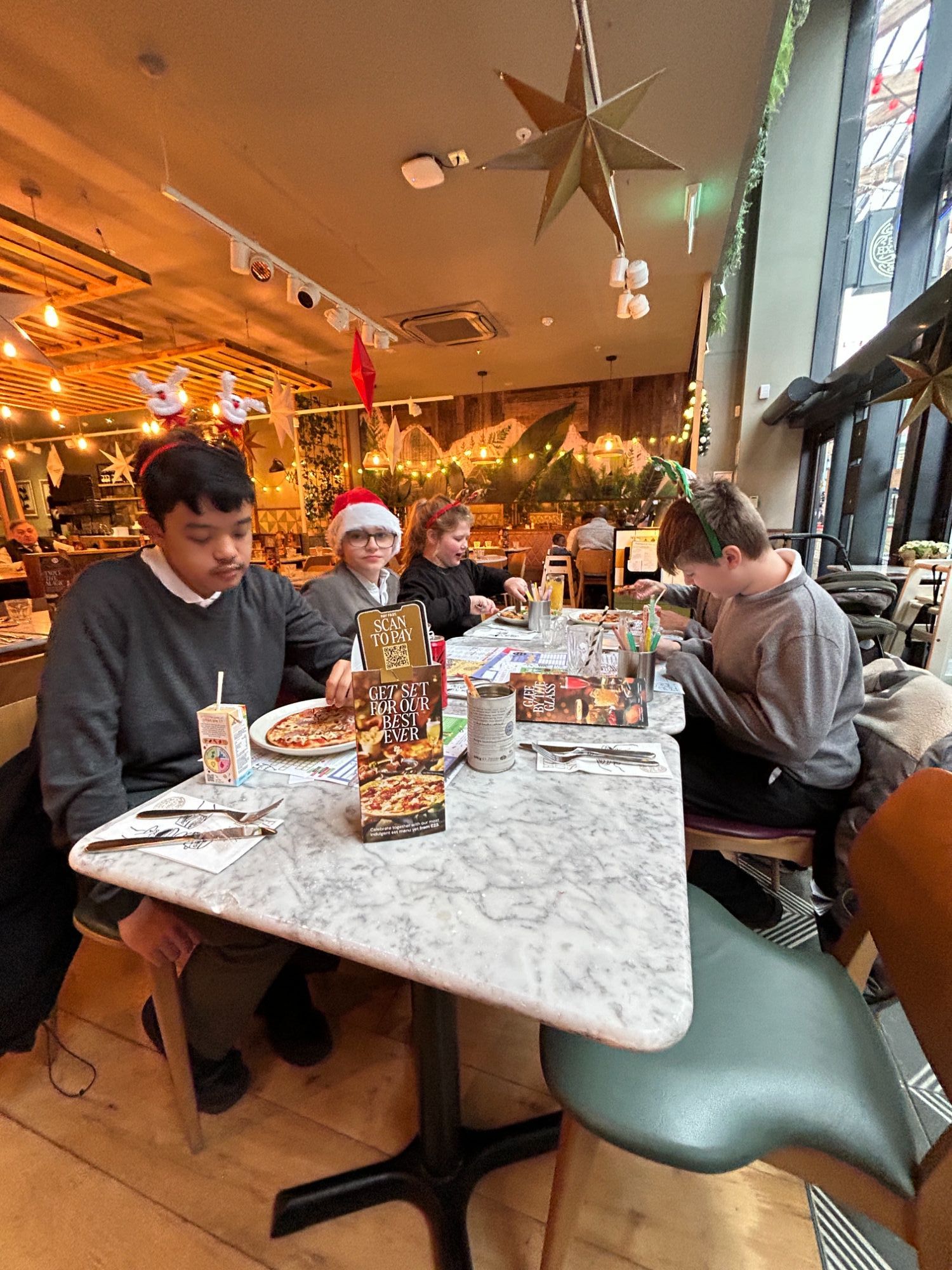 All the students at the table with their pizzas