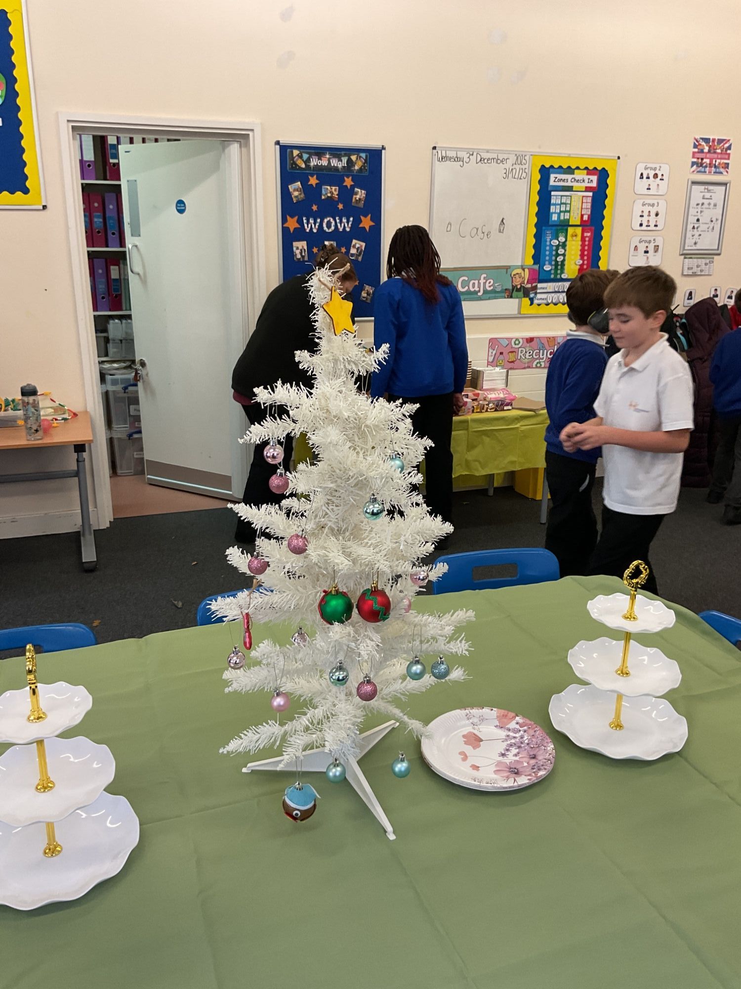 Oak class setting up the cafe
