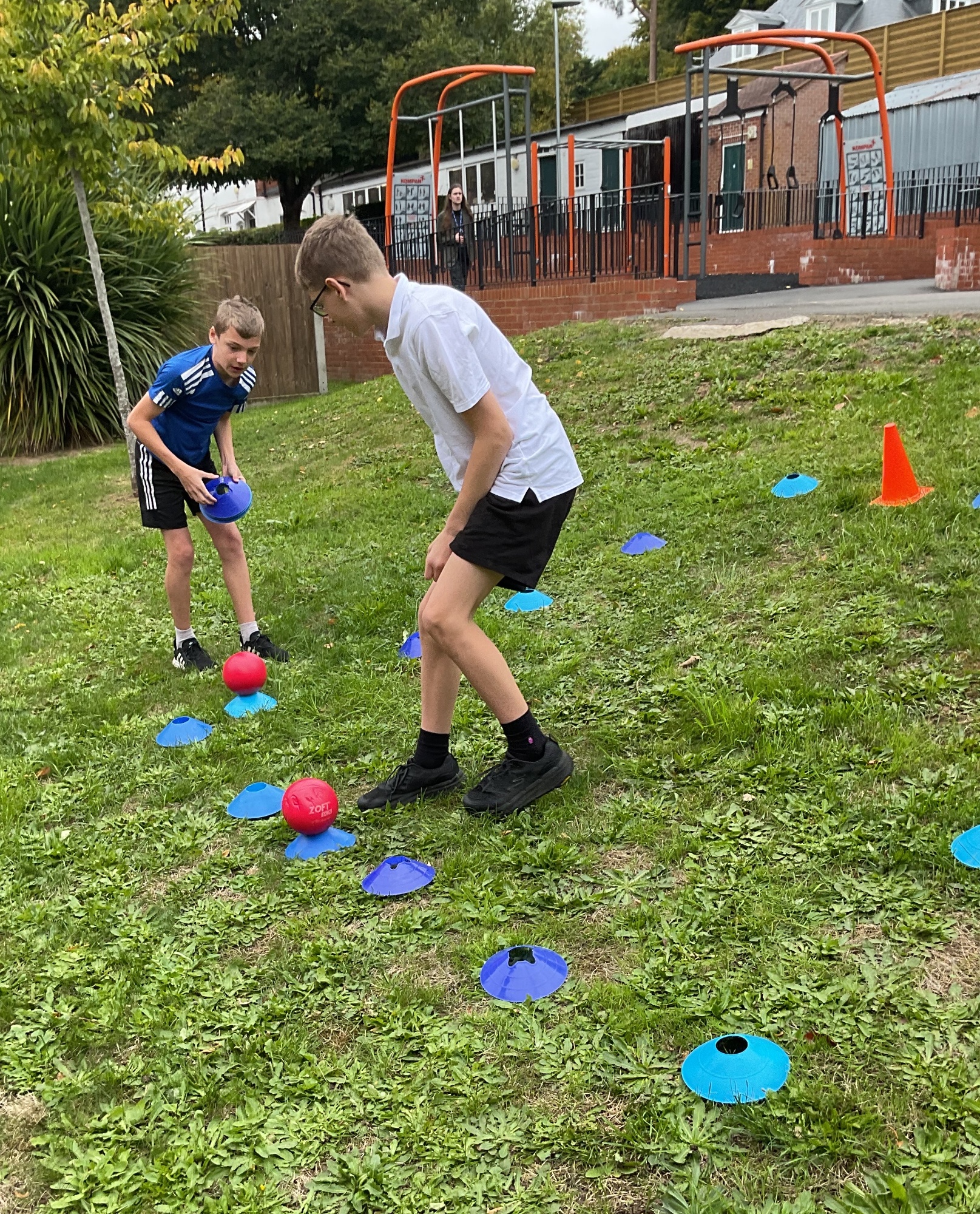Modelling a circuit outside 1 Two mecury students modeling a cicuit outside